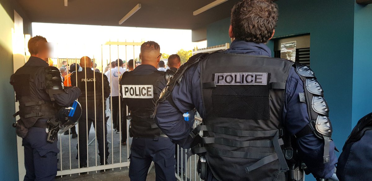 PoliceNat64's tweet photo. [#Ligue2]
Ce soir nos 👮‍♂️👮‍♀️sont présents pour sécuriser le @noustecamp de @Ville_Pau pour la 20ème de championnat. 
Bon match ⚽️ à toutes et tous. https://t.co/fiANUvt46X