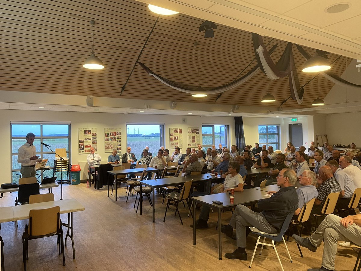 VermaatKees's tweet photo. Goede opkomst op de open ledenvergadering van @SGPVHL over de vraag ‘Is er nog toekomst voor de boeren/onze agrariërs in @5heerenlanden! https://t.co/Mv5AEGkcOI