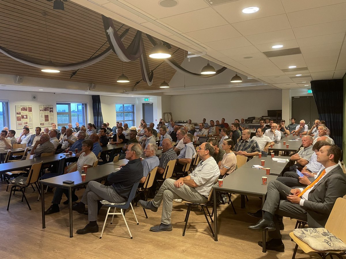 VermaatKees's tweet photo. Goede opkomst op de open ledenvergadering van @SGPVHL over de vraag ‘Is er nog toekomst voor de boeren/onze agrariërs in @5heerenlanden! https://t.co/Mv5AEGkcOI