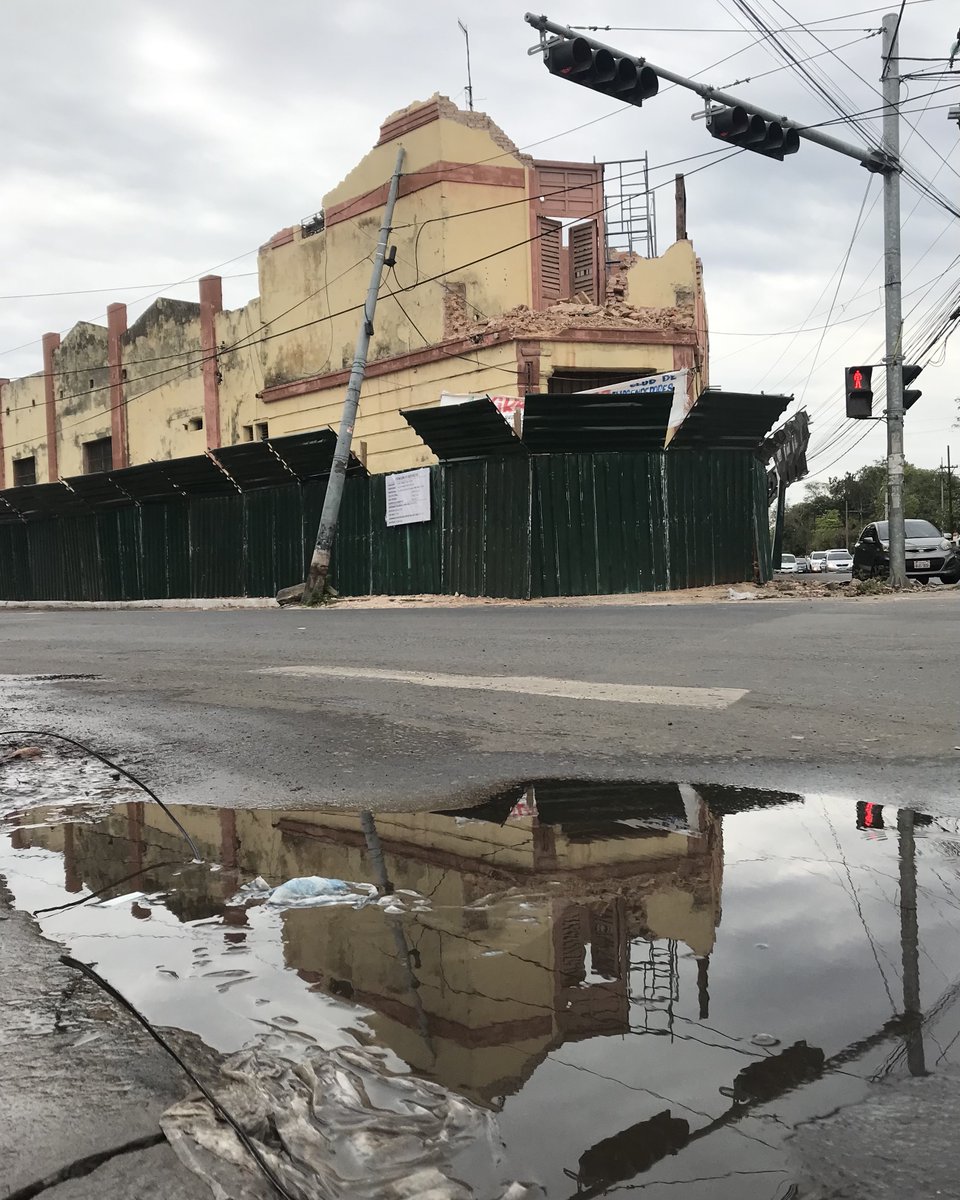Fotociclo's tweet photo. Asunción: madre de estaciones de servicio ⛽

😡 Están demoliendo el ex Molino San Luis para construir una estación de combustible Petrosur. Mientras, a aproximadamente 100 metros, sobre la Avda. Gral. Santos también se está construyendo otra estación de servicio. https://t.co/trbvqRZat7