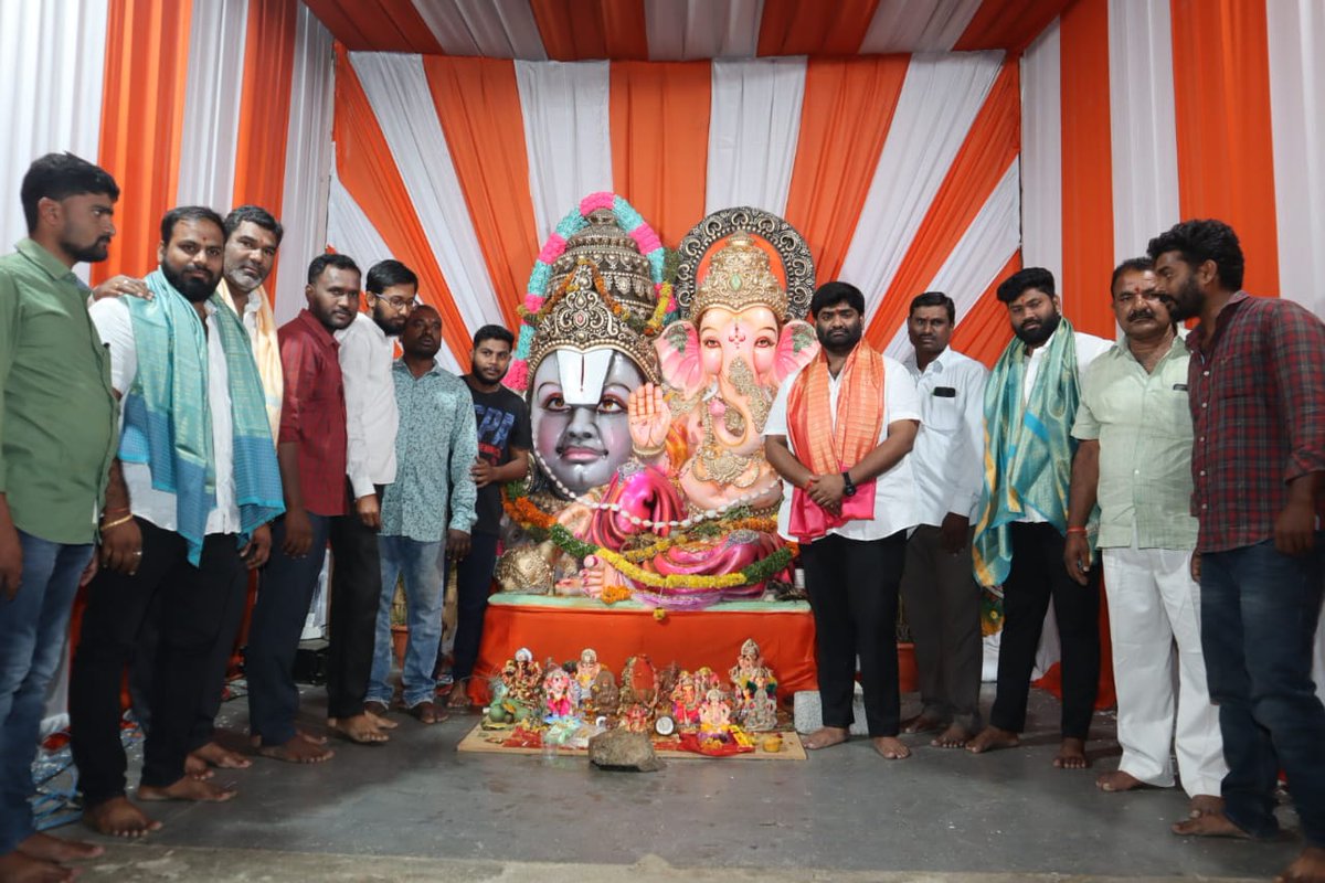 TSR4BJPIndia's tweet photo. హైదర్గూడ లో జరిగిన వినాయకుని పూజ కార్యక్రమంలో పాల్గొనడం జరిగింది.
#BJPCorporator #thokalasrinivasreddy #ganeshpooja #RajendraNagar #mailerdevpally #bjptelangana #Hyderabad https://t.co/A6RMRehsmg