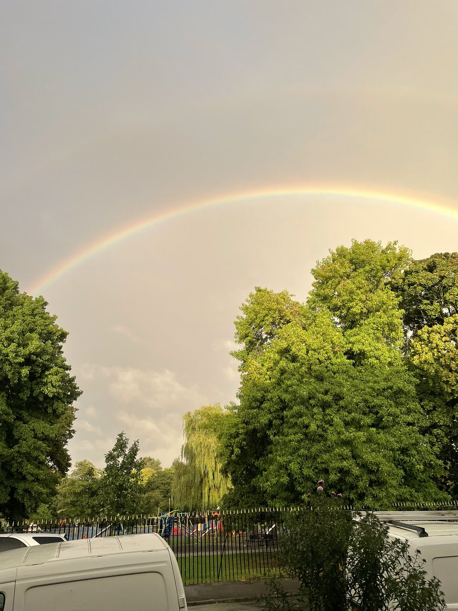 Enfys ynghanol y glaw, tarfau a’r goleuni heno. An eerie rainbow appears mid storm. #parcfictoria #victoriapark #caerdydd #cardiff