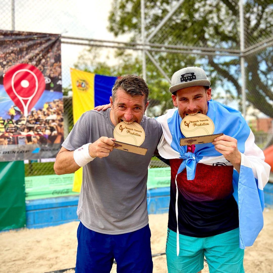 #BeachTennis 🎾 

Enzo Lafuente se colgó la medalla de oro 🥇 en el BT10 Medellín 🇨🇴, segundo título junto a Michiel Noordhoek 🇨🇼

📷 <a href="/modoplayaok/">Modo Playa</a>