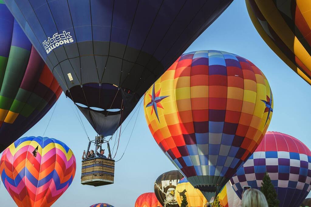 SheetstotheWind's tweet photo. I always underestimate the joy of seeing balloons fill the sky above my hometown.

🎈🧺🌅
#SpiritOfBoise #Boise #ThisIsBoise #BoisePhotography #Idahome #HotAirBalloon #Photography #SheetsToThewind https://t.co/gmw5CxOR7F https://t.co/oMxKbE7LYd