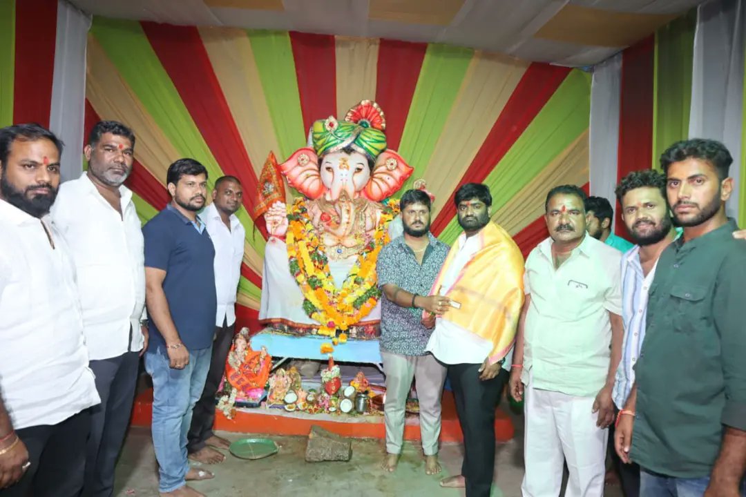TSR4BJPIndia's tweet photo. సాతంరై గ్రామం, శంషాబాద్ లో జరిగిన వినాయకుని పూజ కార్యక్రమంలో పాల్గొనడం జరిగింది.
#BJPCorporator #thokalasrinivasreddy #ganeshpooja #RajendraNagar #mailerdevpally #bjptelangana #Hyderabad https://t.co/bQsQXTb7lg