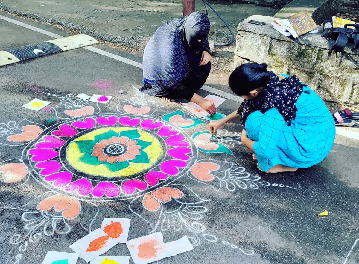 ABVPTelangana's tweet photo. Karyakarthas Of ABVP JNTU - Hyderabad Organised Rangoli competition in campus. In the presence of NEC Member @JhansI_IND, Around the campus various community students were participated with great enthusiasm. https://t.co/Gtg2cqJvCR