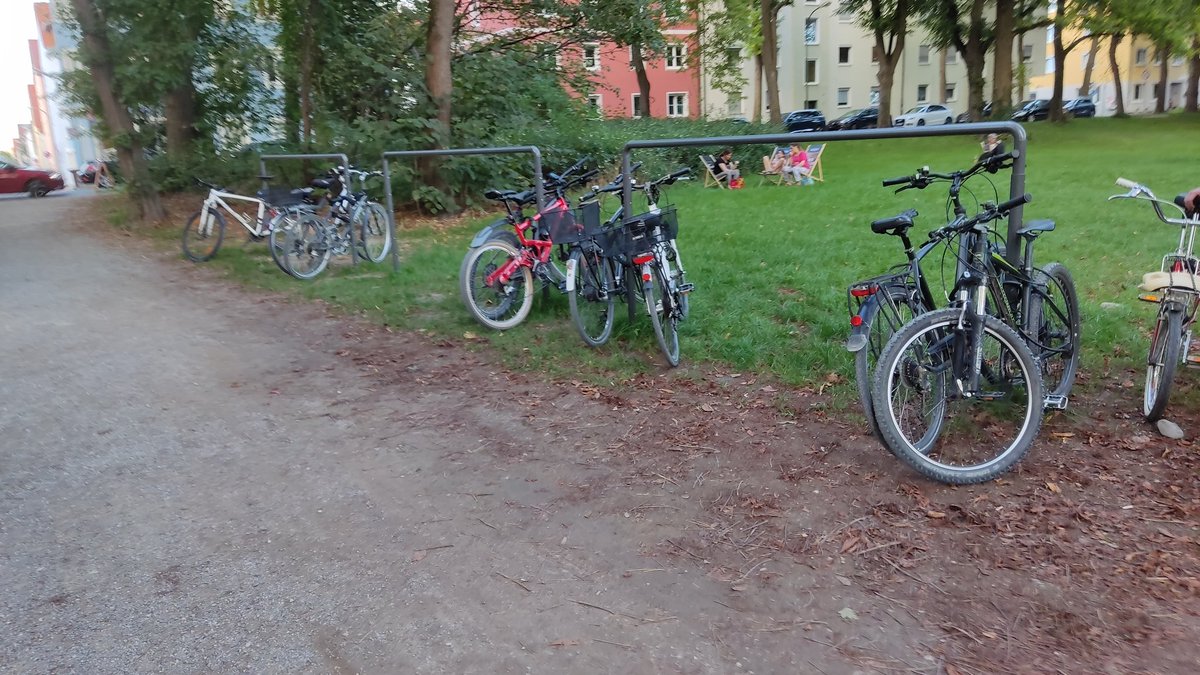 Die genialen "100" Radständer an der Floßlände sind schon voll belegt - für mich die Idiotie des Jahres #Augsburg #FailDesJahres <a href="/AZ_Augsburg/">AugsburgerAllgemeine</a> <a href="/stadtaugsburg/">Stadt Augsburg</a>