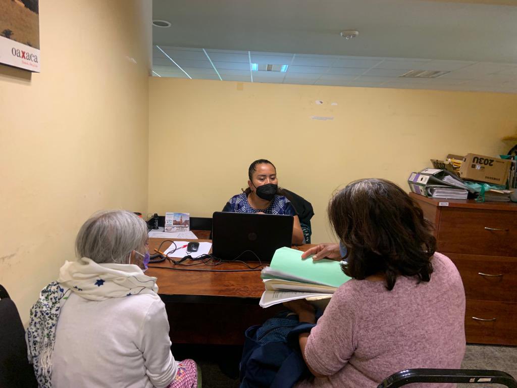 IAIMO_GobOax's tweet photo. Usuarias provenientes de santa cruz etla son asesoradas por personal del #IOAM, respecto al trámite de visa. https://t.co/MCmv0eLMYU