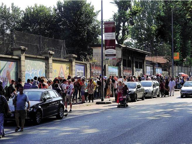 confundustria's tweet photo. #Milano
Migliaia di persone in fila alla Caritas per prenotare "l'aperitivo sul ghiacciaio". https://t.co/v7tHlgXTgr