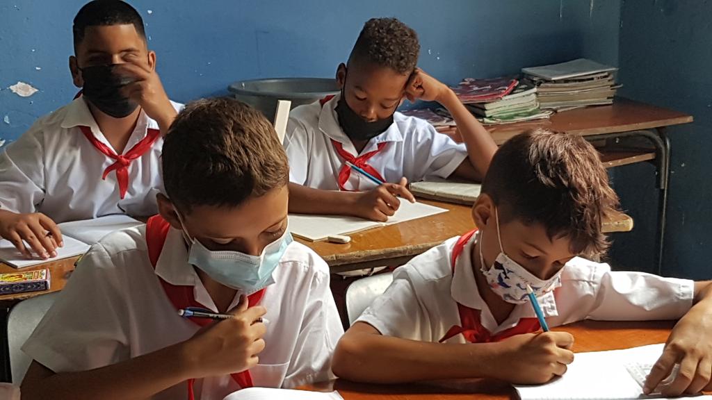 Reinicio del curso. Venga la esperanza. Hinchese la vela, ruja el motor. Que sin esperanza ¿donde va el amor? <a href="/MariaC_Velasco/">Maria del Carmen Velasco Gómez</a> <a href="/elsa_ena/">Ena Elsa Velázquez Cobiella</a> <a href="/radiocmhw/">CMHW La Reina Radial del Centro</a> <a href="/Aquisehablade/">Aquí se habla de todo</a> <a href="/teleyradio/">Alexander O.</a> <a href="/CubaMined/">MINED</a> <a href="/yudi_mercedes/">Yudi Mercedes Rodríguez Hernández</a> <a href="/UJCdeCuba/">UJC de Cuba</a> <a href="/IrisMenendez1/">Iris Menendez</a> <a href="/Mined/">Mined</a> @Colina_VClara <a href="/MinoskaCuba/">Minoska Cadalso Navarro 🇨🇺</a> @AlbertoLopezVC