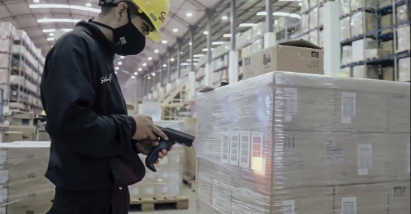 SEMANAeconomica's tweet photo. Foco en @HolaScharff, operador logístico que creció más del 50% en el 2021. Empresa peruana que ofrece servicios de distribución, transporte, aduanaje y courier. La semana pasada cumplió 39 años y apunta a obtener S/200 millones en ventas al cierre del 2022.

#Logística #Scharff