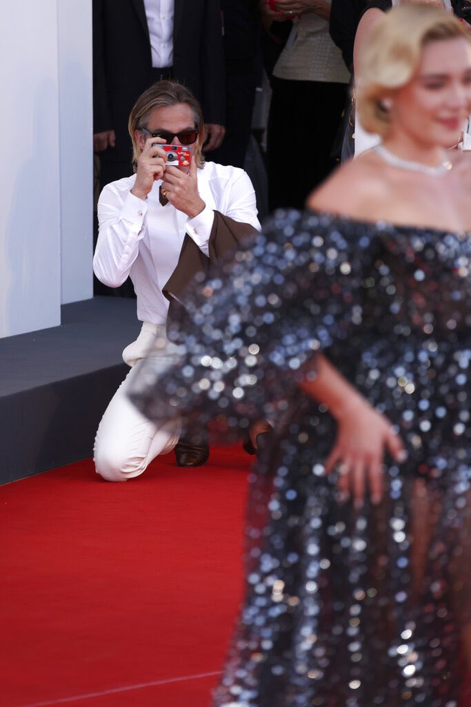 pughphotos's tweet photo. Chris Pine photographing Florence Pugh https://t.co/zEdvfX9oa4
