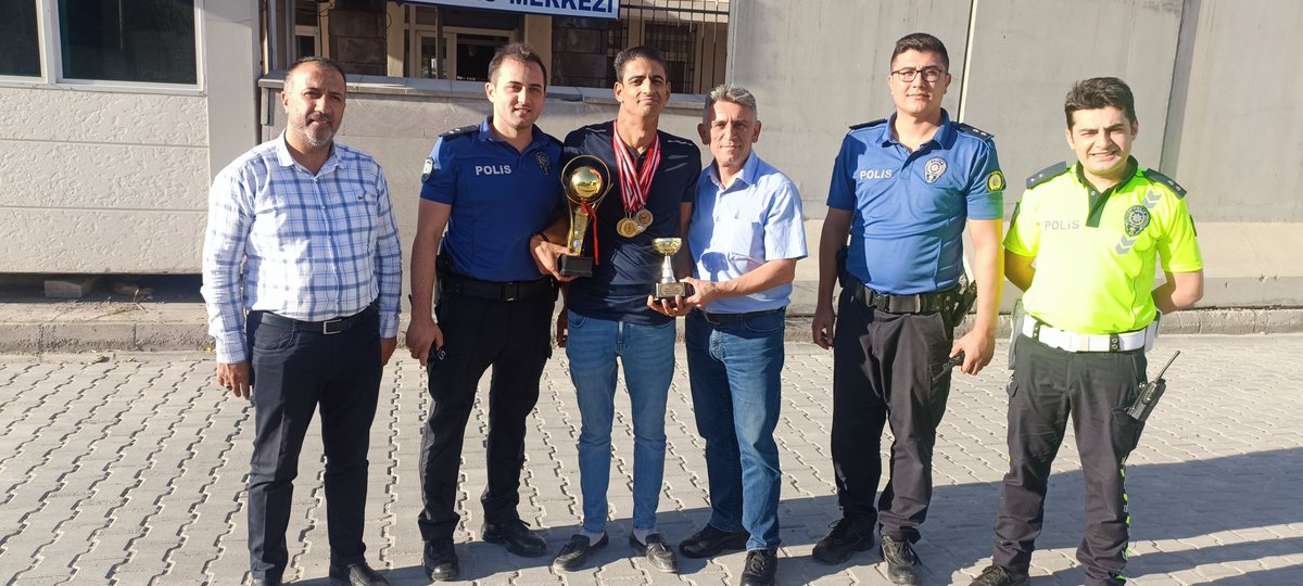 Tahsin Başkan Tahsin Öndül sayın Emniyet Müdürü Aytaç Tefek'i ziyaret engel tanımıyan kardeşimize ödül verdi.