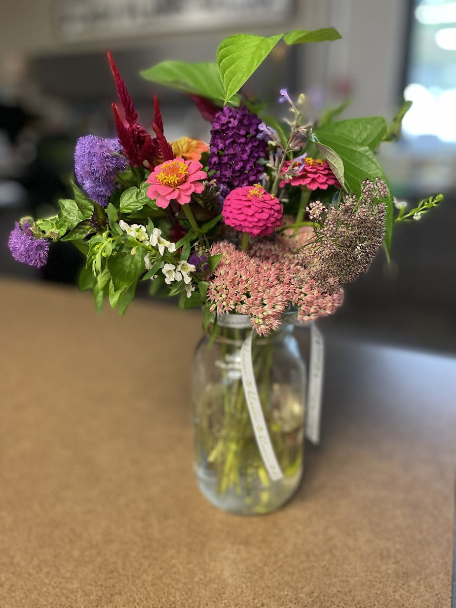kathrynadrake's tweet photo. Build-your-own-bouquet bar is a “fresh” new idea for us! Can’t wait for teachers to come in tomorrow morning! Amazing blooms from a local farm and my personal favorite… write a positive message to yourself! #selfcompasion @ghschools @ghapspeach #culture https://t.co/04REfCztLQ
