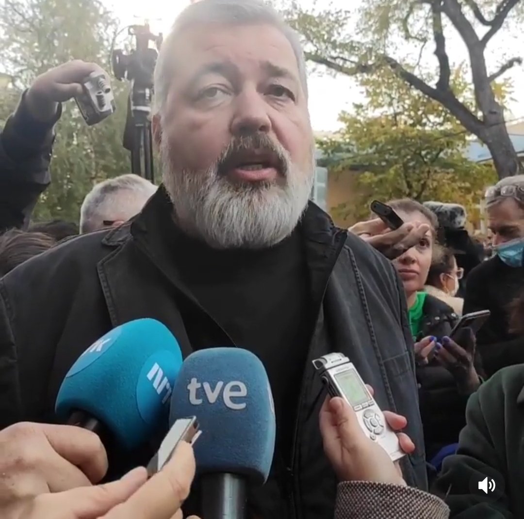 Otro día negro para la prensa en Rusia. El régimen de Putin ilegaliza Nóvaya Gazeta, el medio más valiente del país. La imagen es de su director, Dmitry Muratov, tras ganar el Nobel de la paz en octubre 2021. Ni eso le ha servido para poder seguir haciendo periodismo en Rusia