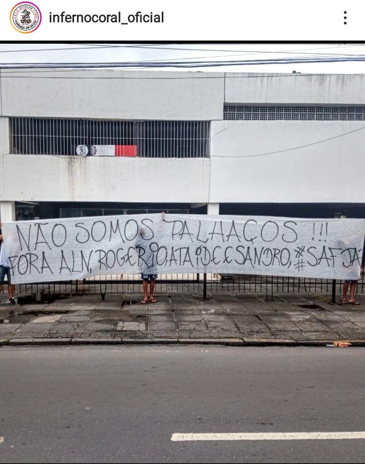 santa_meu's tweet photo. 🚨COM FAIXA GIGANTE, INFERNO CORAL FAZ PROTESTO NO ARRUDA!

"Não Somos Palhaços"

Principal organizada do Santa Cruz estendeu uma faixa que pede as saídas de (Antônio Luiz Neto, Rogério Guedes, Ataíde Macedo e Sandro Barbosa).

Além de pedirem as saídas, a organizada pede a Saf. https://t.co/tqvflbq68u