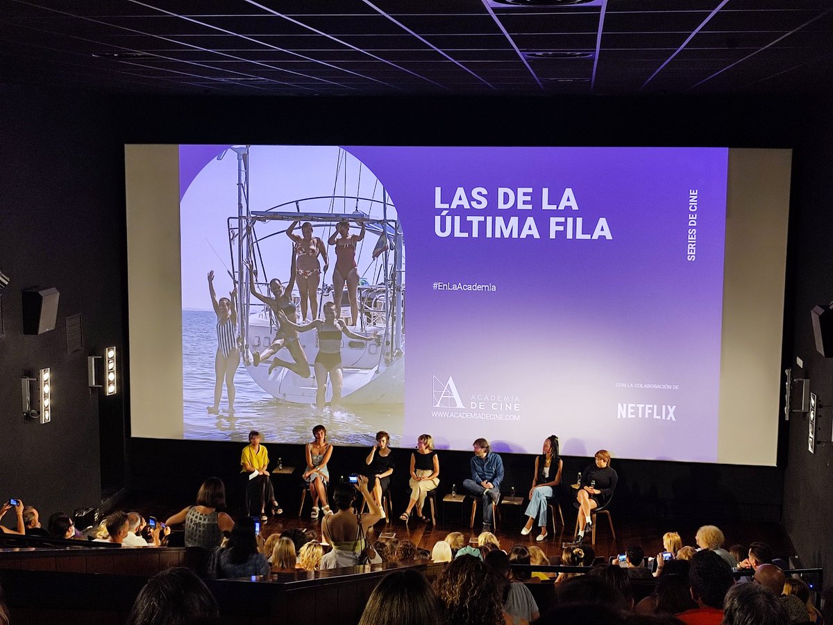 Aplaudiendo mucho en la presentación de #LasDeLaUltimaFila, en la que nuestra compi <a href="/MirandaMon/">Monica</a> es una de las protagonistas. Escrita y dirigida por <a href="/sanchezarevalo/">Dani Sánchez Arévalo</a> ❤️ 
23 de Septiembre en Netflix!