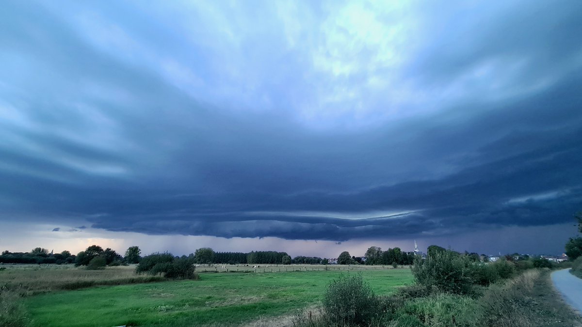 JonasDeBodt's tweet photo. De voorzijde van een pittige onweersbui in Liedekerke vanavond rond 20u10.
#vrtweer https://t.co/6jRHmSR3IF