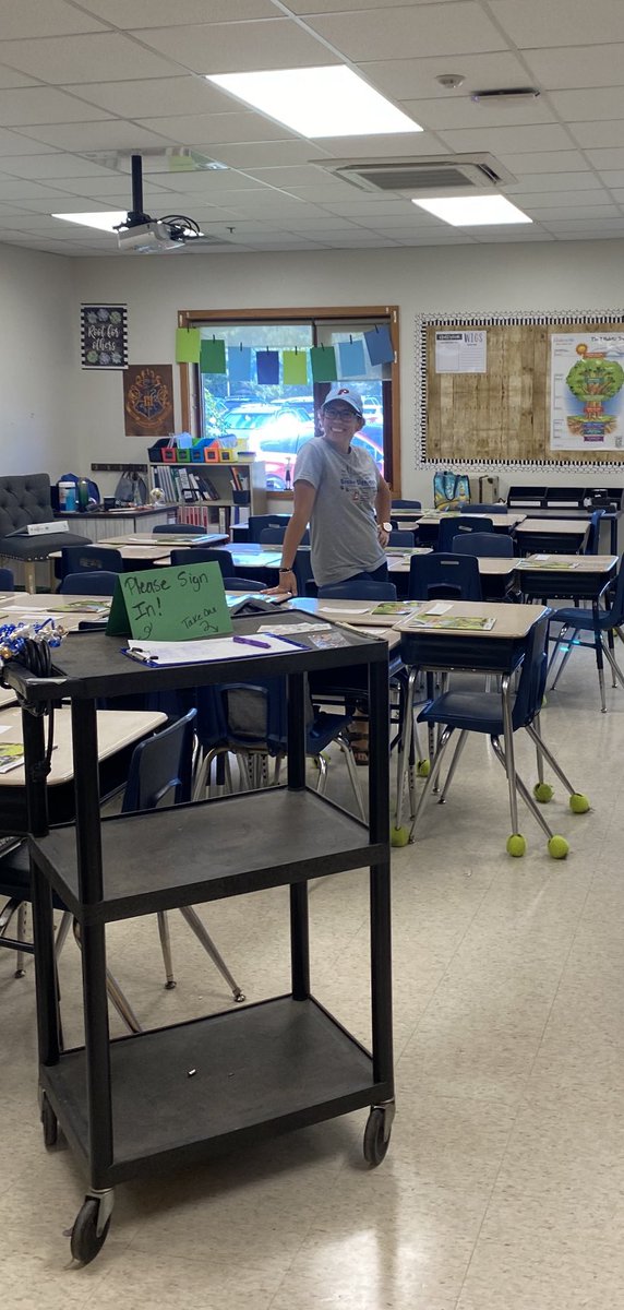 HenryBraderES's tweet photo. The HIGHLIGHT of the week- our Back to School Meet and Greet Event! It was wonderful to see our Brader students and families fill the halls! 
Who else is excited for a new school year?! 💙🐯 
#thisiswhereibelong @ChristinaK12 https://t.co/U4BzOCQVZr