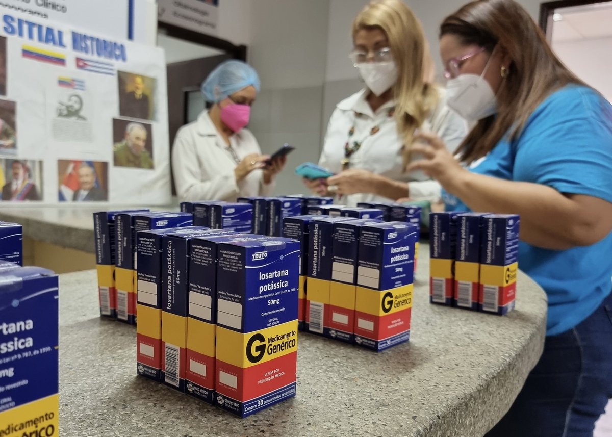 🧓 ¡Medicamentos antihipertensivos para nuestros adultos mayores! 💊

Son 41 los abuelos beneficiados con esta entrega que forma parte del programa social #HogaresSaludables y que realizamos desde el CDI Zapara, en Maracaibo.

#CuidémonosDeLaCovid19

@NicolasMaduro