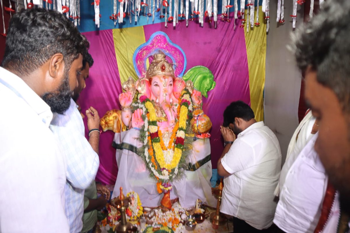 TSR4BJPIndia's tweet photo. సుల్తాన్ పల్లి, శంషాబాద్ లో జరిగిన వినాయకుని పూజ కార్యక్రమంలో పాల్గొనడం జరిగింది.
#BJPCorporator #thokalasrinivasreddy #ganeshpooja #RajendraNagar #mailerdevpally #bjptelangana #Hyderabad https://t.co/0ZR78Bj6yF