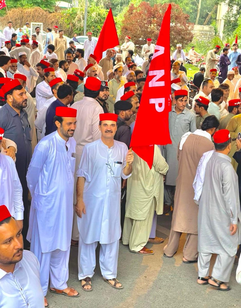 AsgharNawazKha2's tweet photo. صوباٸ صدر جناب ایمل ولی خان کے ھدایات کیمطابق خیبر پختونخوا اسمبلی کے سامنے اختجاج۔
@AimalWali 
@ShahiSherani 
@babaksardar 
@ANPPakhtunkhwa https://t.co/V8xV7o1Qnf