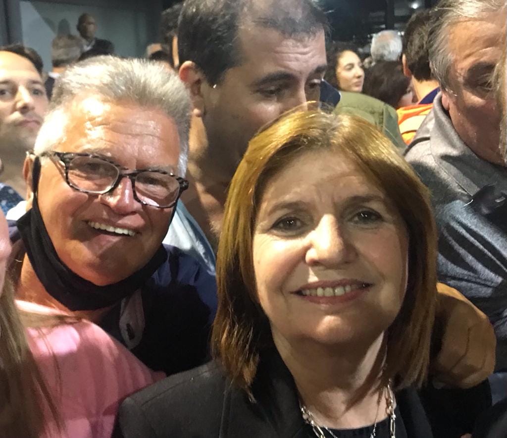 Efectoiguacel's tweet photo. Tengo 956 Seguidores me faltan 44 para llegar a 1000 me ayudas con un RT para conseguirlos? ME SIGUEN LOS SIGO soy anti K ex peronista soy #Macrista hasta la medula desde 27/19/22, 2 días después q sacamos el 41% en las malas apoyo a #LaMerkelArgentina #EfectoIguacel #YoMeAtrevo https://t.co/5p2ESzX8My