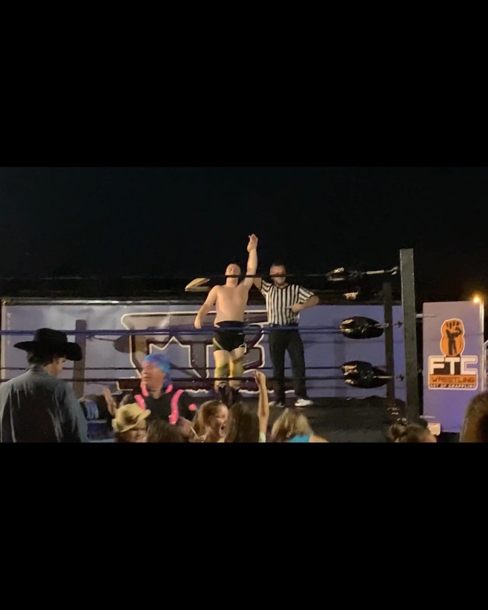 Just reffin’ in the rain! 🌧