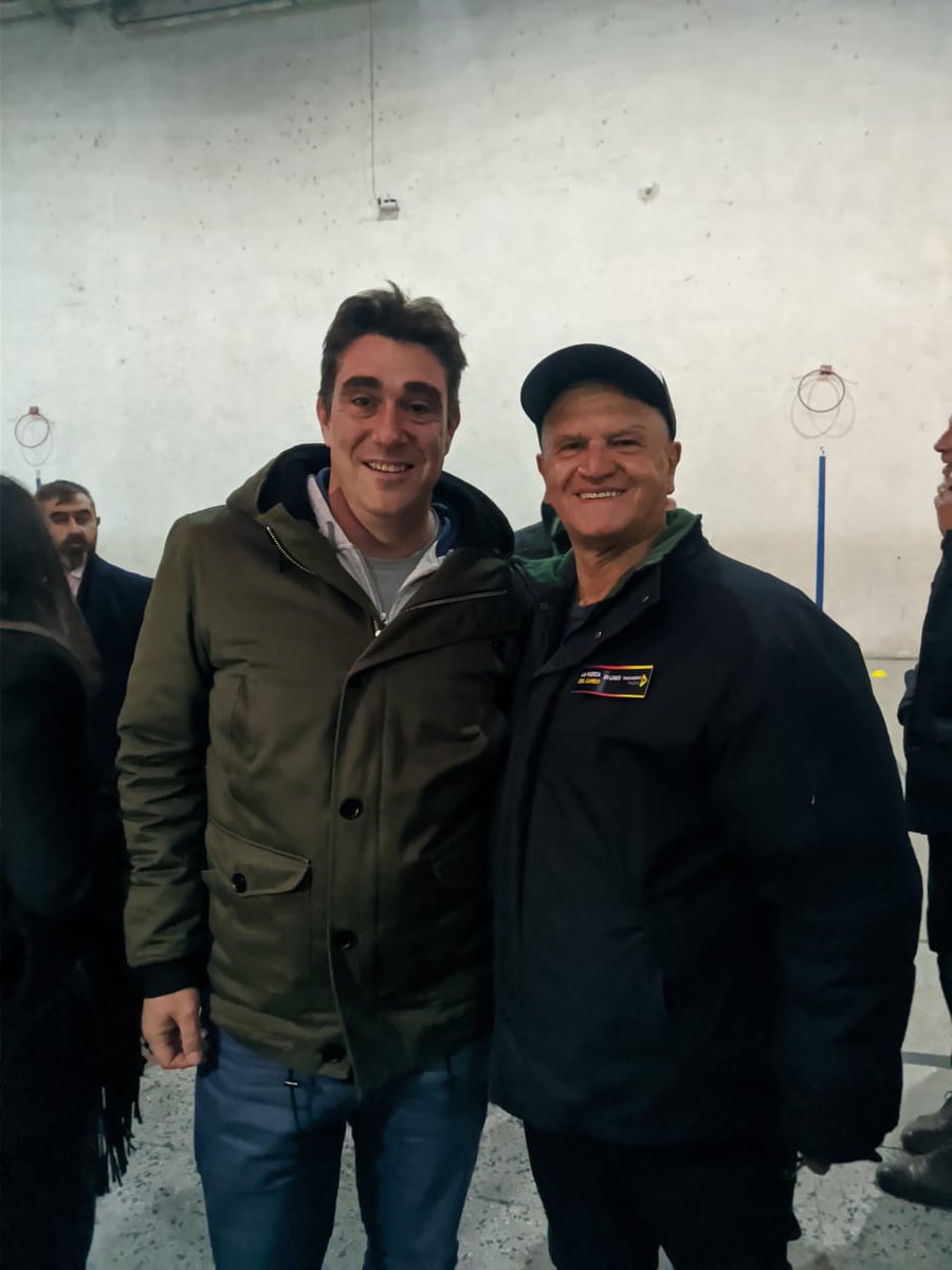 Efectoiguacel's tweet photo. Tengo 956 Seguidores me faltan 44 para llegar a 1000 me ayudas con un RT para conseguirlos? ME SIGUEN LOS SIGO soy anti K ex peronista soy #Macrista hasta la medula desde 27/19/22, 2 días después q sacamos el 41% en las malas apoyo a #LaMerkelArgentina #EfectoIguacel #YoMeAtrevo https://t.co/5p2ESzX8My