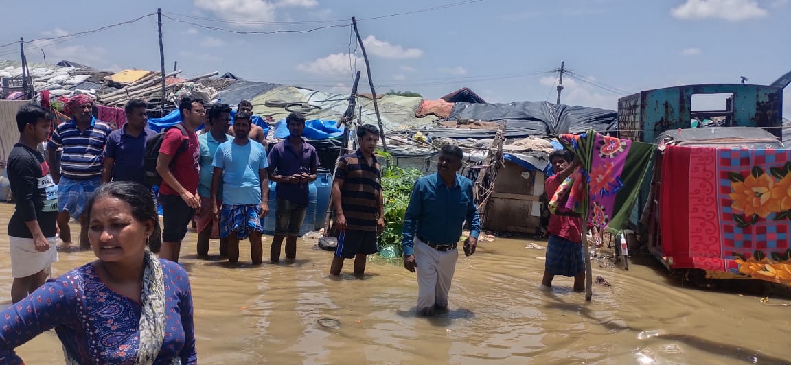 dh_sau's tweet photo. #BangaloreRains #MigrantLivesMatter #CITU #IMFK
রাত থেকে প্রবল বৃষ্টিতে জলমগ্ন ব্যাঙ্গালোরের পরিযায়ী শ্রমিকদের বসতি অঞ্চল। প্রত্যেকের ঘরে জল ঢুকে গেছে। রান্না করার মতো পরিস্থিতি নেই। ঘটনাস্থলে দৌড়ে এসেছেন CITU ও কর্ণাটক পরিযায়ী শ্রমিক ইউনিয়নের নেতা কমরেড Pillappa Muniraju. https://t.co/cjCtgQuAaS