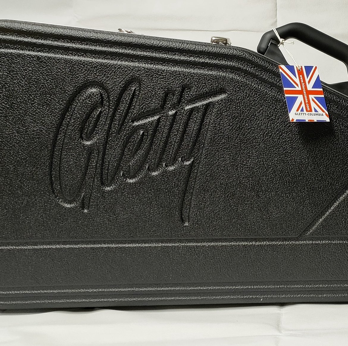 Maker Monday: Gletty Guitars

Time to showcase another of the amazing luthiers that commission Hiscox logo cases for their creations…

Gletty Guitars is based in Basedow, Germany - why not follow their Instagram account for some serious #guitarporn!

glettyguitars.com