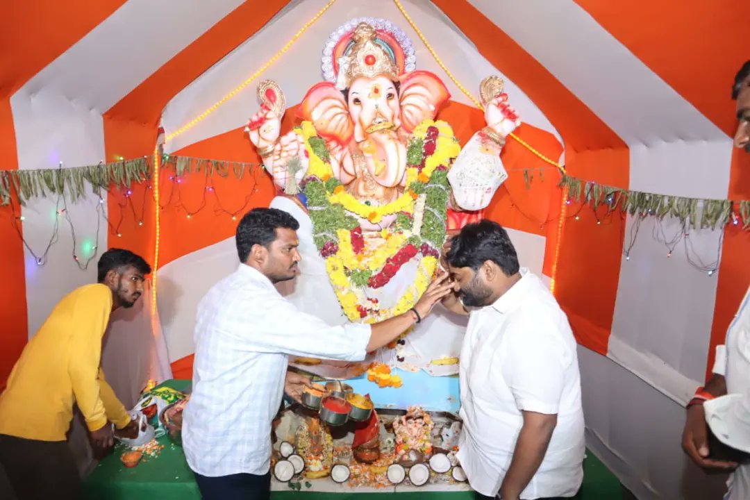 TSR4BJPIndia's tweet photo. సుల్తాన్ పల్లి, శంషాబాద్ లో జరిగిన వినాయకుని పూజ కార్యక్రమంలో పాల్గొనడం జరిగింది.
#BJPCorporator #thokalasrinivasreddy #ganeshpooja #RajendraNagar #mailerdevpally #bjptelangana #Hyderabad https://t.co/C2KiLUZVZg
