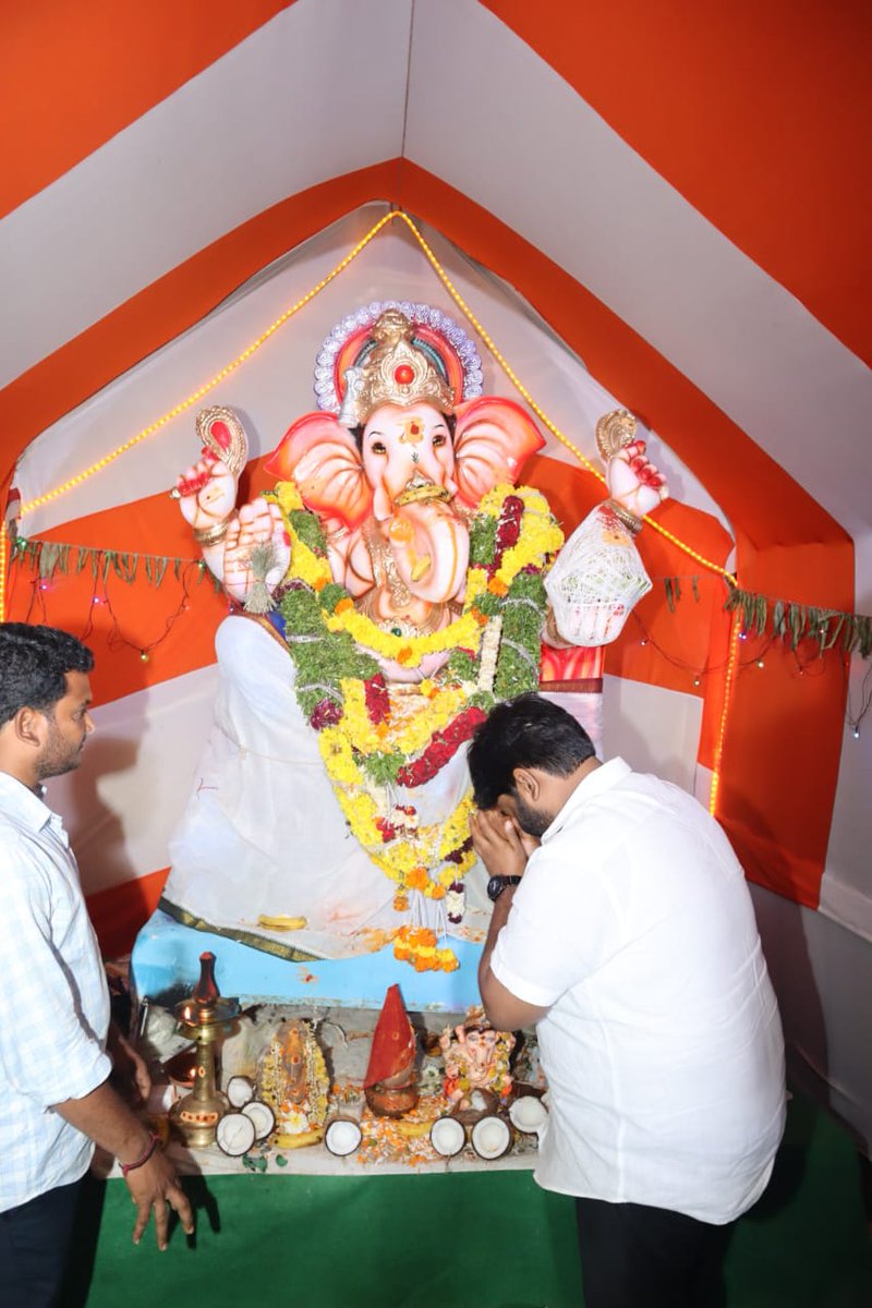TSR4BJPIndia's tweet photo. సుల్తాన్ పల్లి, శంషాబాద్ లో జరిగిన వినాయకుని పూజ కార్యక్రమంలో పాల్గొనడం జరిగింది.
#BJPCorporator #thokalasrinivasreddy #ganeshpooja #RajendraNagar #mailerdevpally #bjptelangana #Hyderabad https://t.co/C2KiLUZVZg
