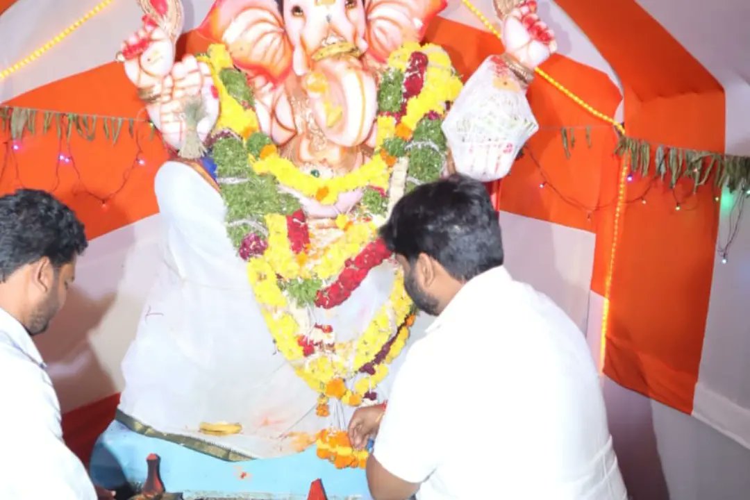 TSR4BJPIndia's tweet photo. సుల్తాన్ పల్లి, శంషాబాద్ లో జరిగిన వినాయకుని పూజ కార్యక్రమంలో పాల్గొనడం జరిగింది.
#BJPCorporator #thokalasrinivasreddy #ganeshpooja #RajendraNagar #mailerdevpally #bjptelangana #Hyderabad https://t.co/C2KiLUZVZg