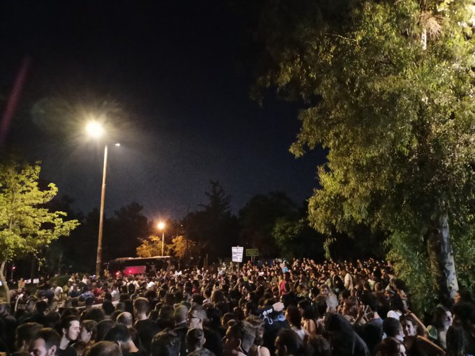 Οπως στη Χούντα!
Στα μουλωχτά σαν μαφιόζοι
50 εκατ.€ κόστισε η Πανεπ.Αστυνομία
για να ρίχνει χημικά στους φοιτητές που συγκεντρώθηκαν στη Πύλη του ΕΚΠΑ 
να υπερασπιστούν το σπίτι τους
Συμπαράσταση στα παιδιά που τα παραδώσαμε 
στη Λαίλαπα του Καθεστώτος #Μητσοτάκης #antireport