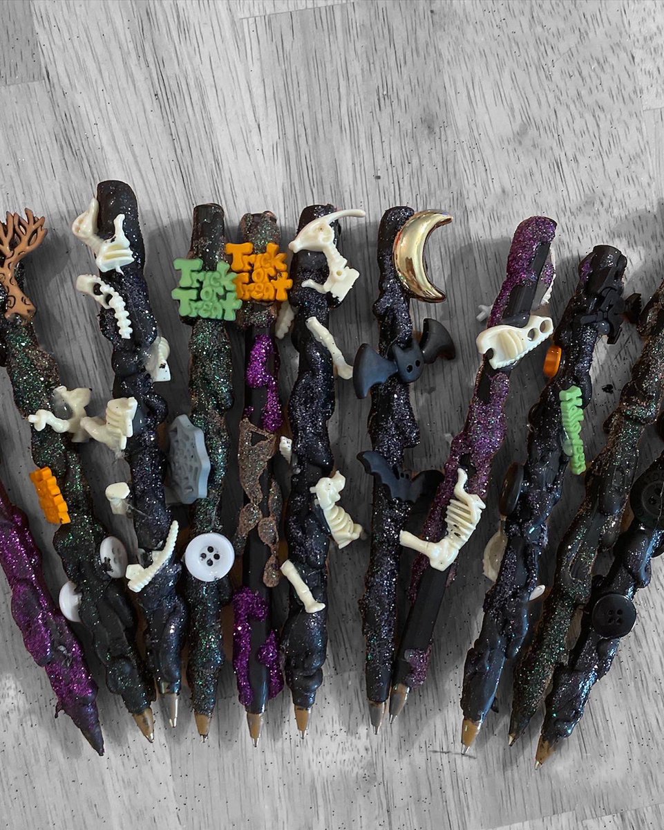 wanderfulmade's tweet photo. Approaching Spooky Srason, get your cute pens for work, journaling, gifts, the office! 🕸🖤🍁🎃 link in bio! https://t.co/vA07654L3S