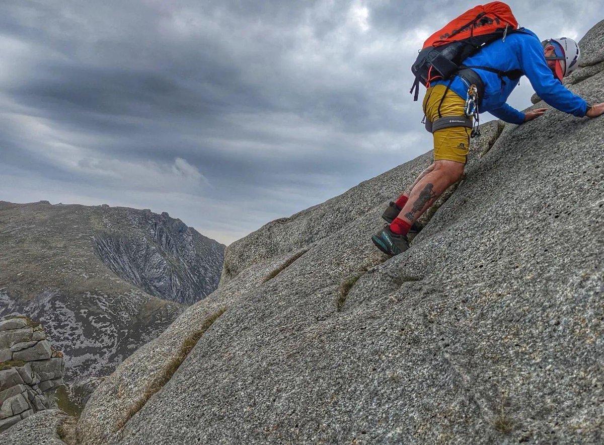 adventurerab72's tweet photo. A’Chir ridge traverse in arran on friday was amazing! Sustained exposed scrambling and down climbing. Thankfully got on a rope for the 25metre abseil 😂 https://t.co/rD0vZzpoot