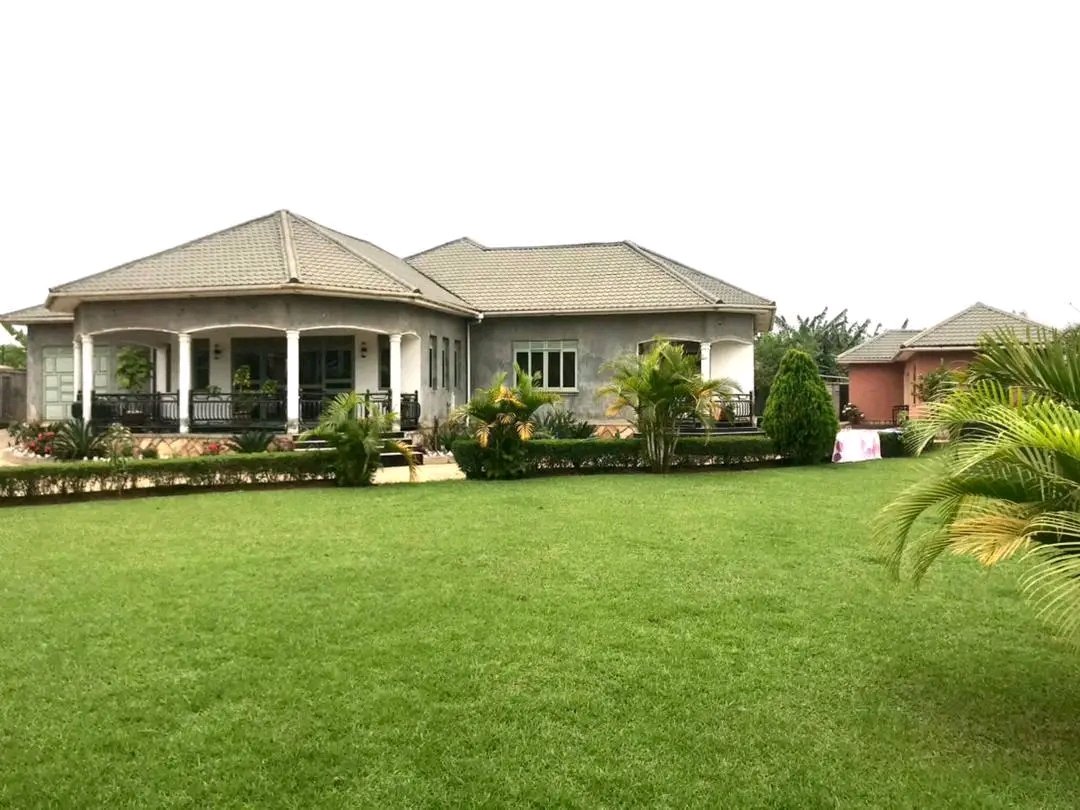 shukranproperty's tweet photo. COUNTRY 🏡 4 SALE
LOCATED IN KAKIRI, GOBERO.
#7bedrooms,#6bathrooms ,#7self contained boy's quarters.. two garages, with green compound, poutry houses, banana plantation,and water and power available on site.
📌Seated on 1 Acre and 20 decimals with ready title
📌Selling at 500m https://t.co/HyUY0HeM6j