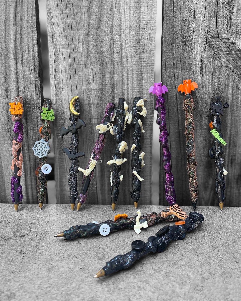 Some more Halloween themed pens added to the shop today! 🎃🕷🕸💀🖤 link in bio #halloween #etsy #etsyshop #halloweenpens #glitter #halloweengifts