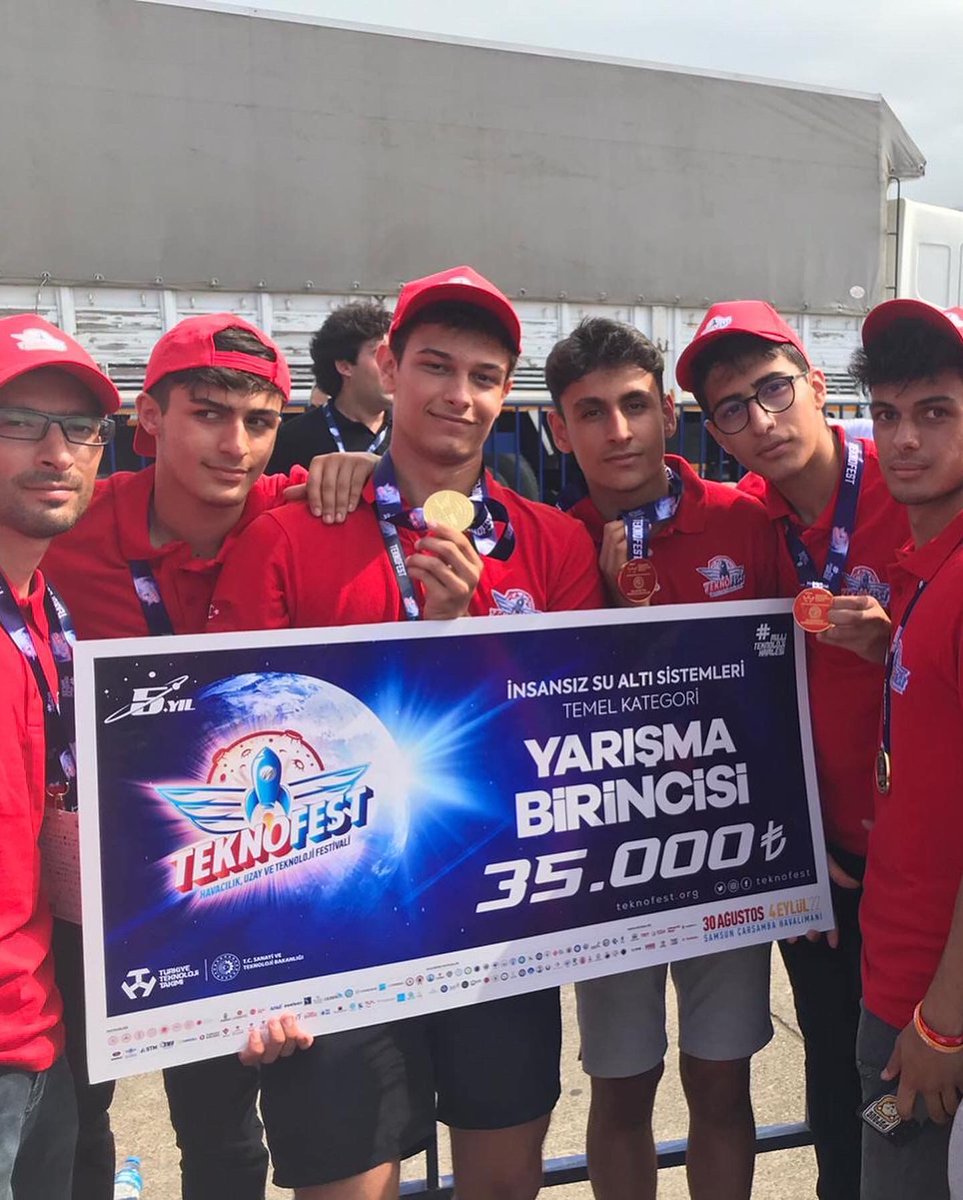 Erzurum_Mem's tweet photo. 🚀 Dünyanın en büyük havacılık, uzay ve teknoloji festivali TEKNOFEST'te Erzurum Bahçeşehir Koleji öğrencileri "İnsansız Su Altı Sistemleri Yarışması" kategorisinde 1️⃣. olmuştur. 

Öğrencilerimizi ve emeği geçen öğretmenlerimizi tebrik ediyoruz.👏👏
@tcmeb 
@skaygusuz https://t.co/wpSkOcaCwP