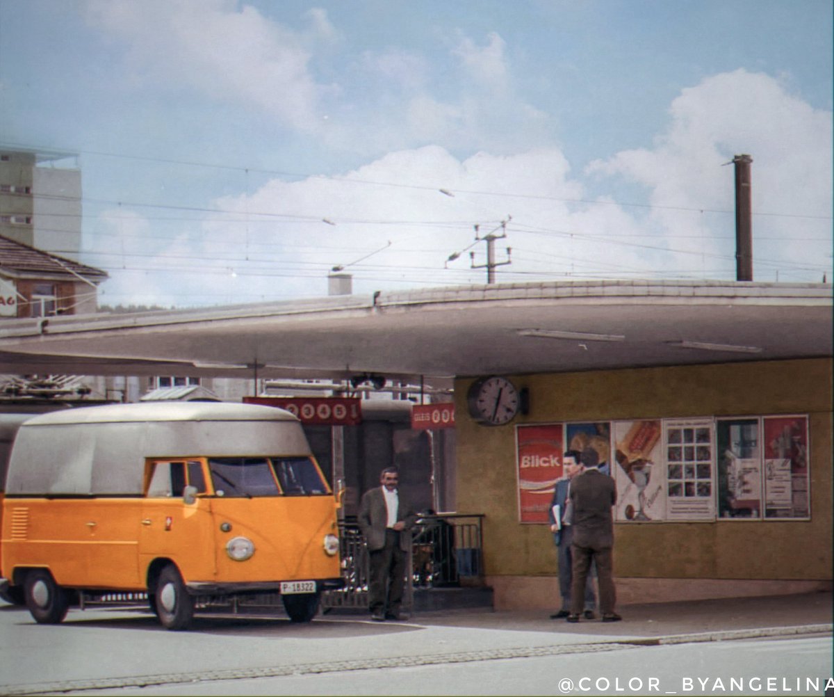 Angelina_retro's tweet photo. Volkswagen post van with high roof. Switzerland, 1970s (my colorization)
#vw #Volkswagen #highroof #hightop #colorized #History https://t.co/AGyJVj0ls8