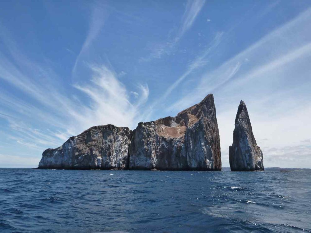 Geography_educ's tweet photo. #مصطلحات_جغرافية
#المسلّات_البحرية(Sea Stacks)
تتكوّن المسلّات البحرية بعد تكون الأقواس البحريةو مع استمرار فعل الأمواج البحرية ترق أسقف الأقواس وتتسع الأقواس من تحتها،فلا تلبث أن تنهار الأسقف،مخلّفة تجاه البحر عمودا من الصخر يبدو كمسلّة قاعدتها عريضة متآكلة، ورأسها مدبّب مسنّن https://t.co/0dxwhIrYuU