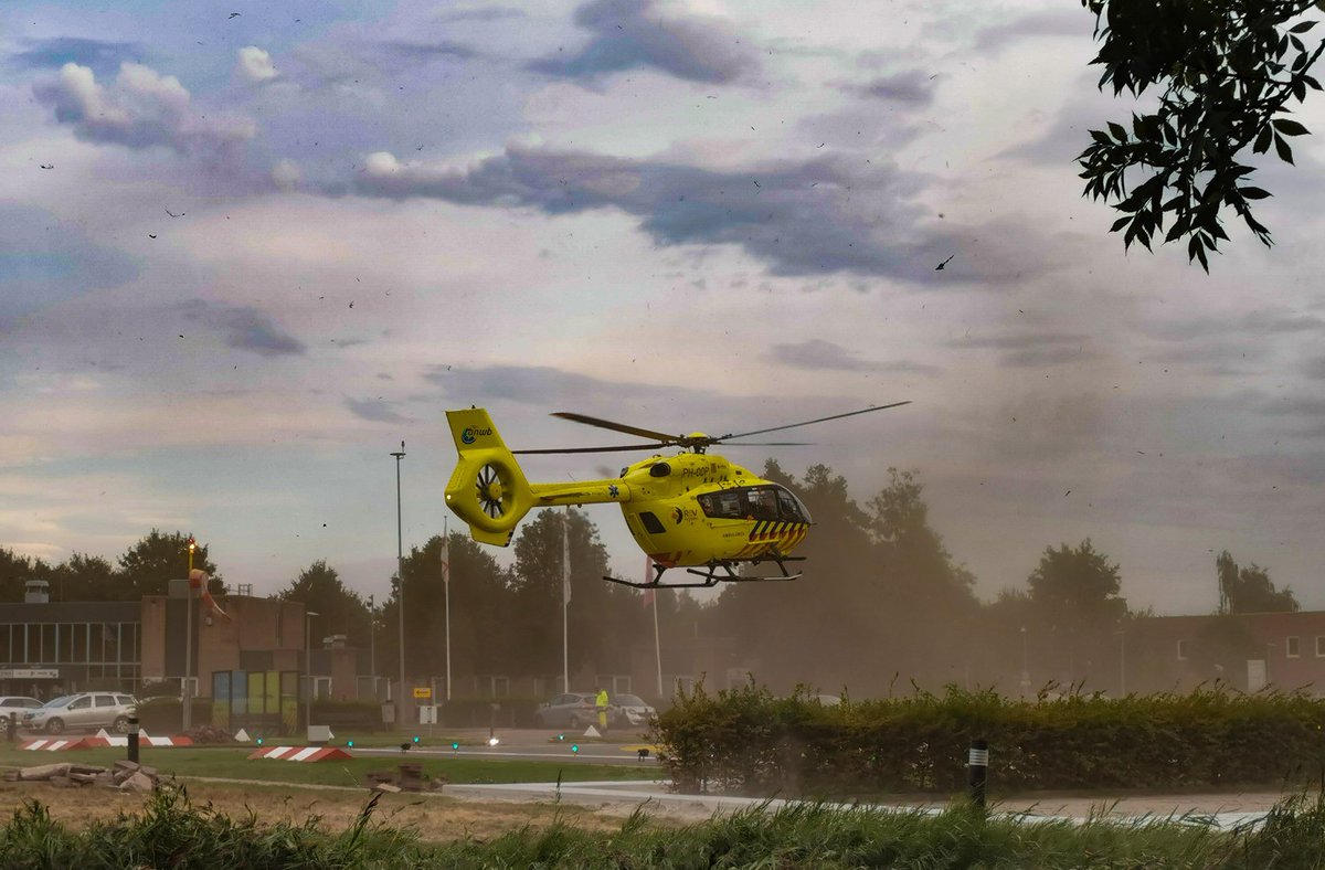 Landing van PH-OOP bij ziekenhuis,