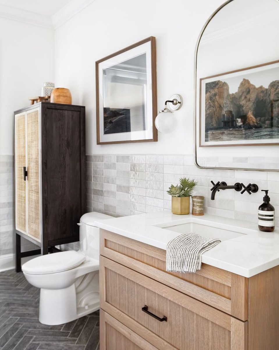 Playful vibes in this fun pool bath designed by liv_tiblier bit.ly/3pMk6jG

 Wall Tile: Cloe 2.5x8 in White

📷 ohkayykk