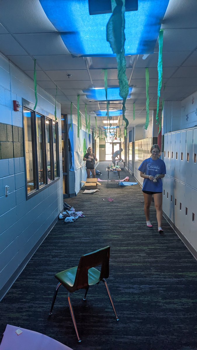 CoachBurb's tweet photo. Some of the dedicated students working hard to make HoCo a fun experience.  Love their school spirit!! https://t.co/DqkIbWwHmt