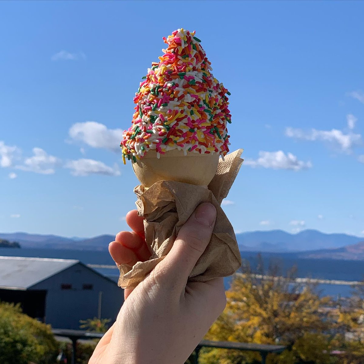 FiftyGrandeMag's tweet photo. End of summer brings strong feelings which require equally strong pushback. πΈ: @danahfreeman
https://t.co/pfAwmOfxpH
#fiftygrande #vermont #icecream #food #sweet #tasty #burlington #newengland #raisedvt https://t.co/2XvqxmDHpc