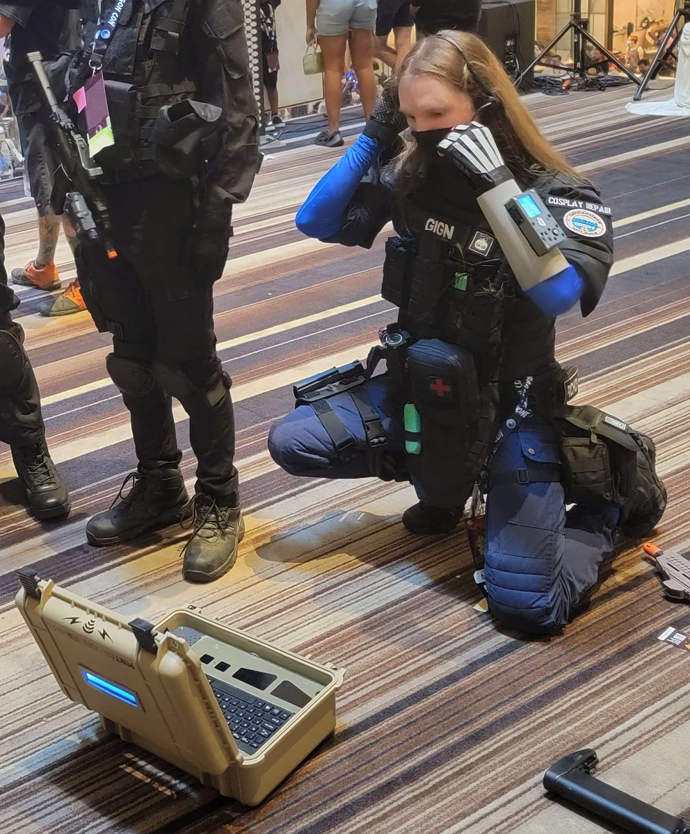 LorneChrones's tweet photo. #DragonCon2022 was fun as hell! Just a bit of cosplay, as a treat. #BoneworksVR #R6Community
Boneworks & R6S Twitch Cosplayer: me
๐ธ (and fursuiter): @SlaspR6 https://t.co/vv2AHO680y