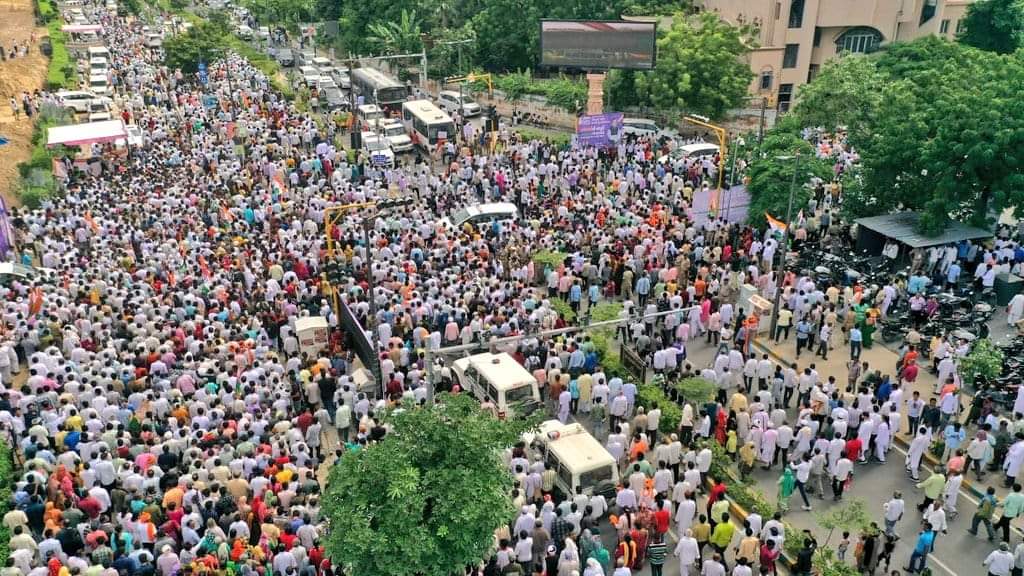 आज गुजरात चुनाव में एक क्रांतिकारी मोड़ आया। कांग्रेस और भाजपा में वही फ़र्क़ है जो फ़र्क़ वचन और जुमले में होता है। #RahulNa8Vachan #RahulGandhiinGujarat #jagdishthakor #Rahul_Gandhi #CongressNuKaamBoleChe