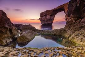 Geography_educ's tweet photo. #الأقواس_البحرية
هي فجوات  محفورة في الجروف البحرية بصورة متقابلة بحيث تعمل على التقائها معا ليشكلا فجوة ممتدة في الصخر وترتبط هذه الفجوة عادة بمناطق الضعف في الصخر أما لكون هذا الصخر ذو مقاومة ضعيفة لعوامل النحت وإما لضعف في بنية طبقات الصخور نفسها كوجود الفواصل والشقوق https://t.co/m9VLtS4rVT