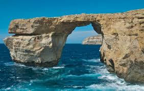 Geography_educ's tweet photo. #الأقواس_البحرية
هي فجوات  محفورة في الجروف البحرية بصورة متقابلة بحيث تعمل على التقائها معا ليشكلا فجوة ممتدة في الصخر وترتبط هذه الفجوة عادة بمناطق الضعف في الصخر أما لكون هذا الصخر ذو مقاومة ضعيفة لعوامل النحت وإما لضعف في بنية طبقات الصخور نفسها كوجود الفواصل والشقوق https://t.co/m9VLtS4rVT